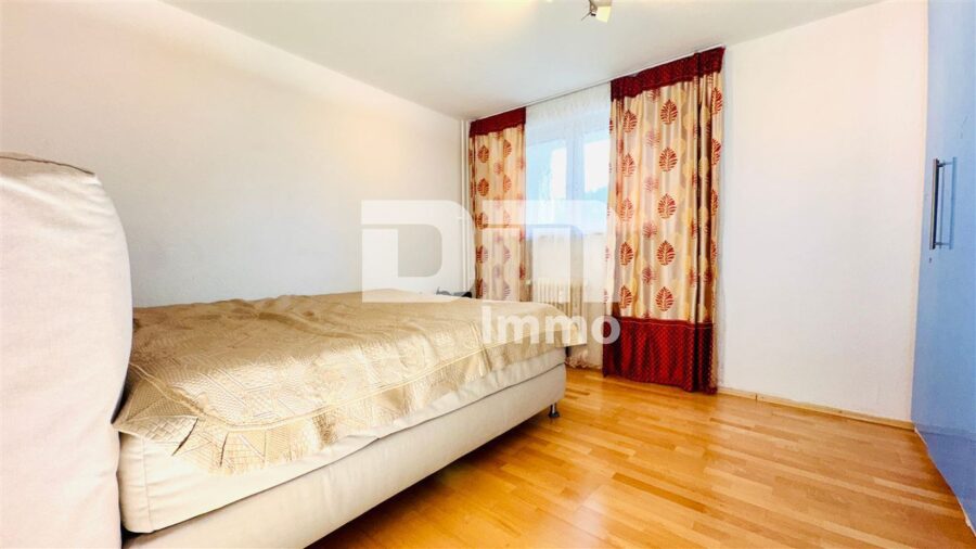 Umfangreich sanierte 4-Zimmerwohnung im EG mit Balkon in hervorragender Wohnlage - Schlafzimmer